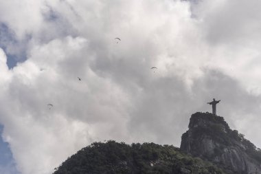 Yamaç paraşütü İsa Corcovado Dağı (Morro Corcovado) üstüne Redeemer heykel (Cristo Redentor) üzerinden, Rio de Janeiro, Brezilya