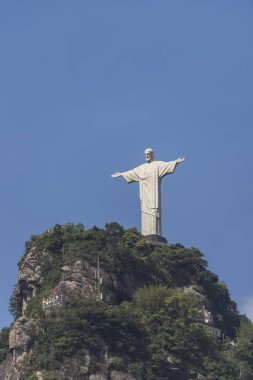 İsa Corcovado Dağı (Morro Corcovado) mavi gökyüzü arka, Rio de Janeiro, Brezilya ile üstüne Redeemer heykel (Cristo Redentor)