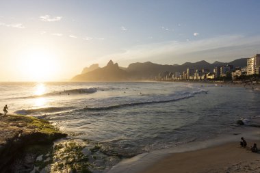 Güzel günbatımı manzara arka, Ipanema Plajı, Rio de Janeiro, Brezilya güzel dağlar ve deniz manzaralı