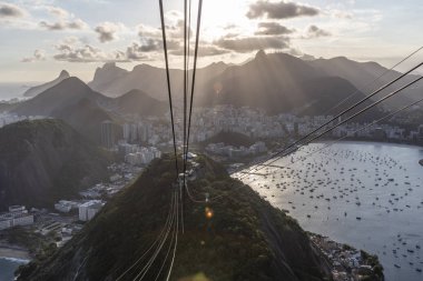 Sugar Loaf Dağı, Rio de Janeiro, Brezilya'dan görülen dağlar ve şehir ile güzel gün batımı manzara