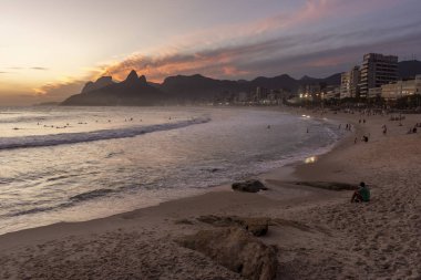 Güzel günbatımı manzara ile bulutlar, deniz ve güzel dağlar geri, Ipanema Plajı, Rio de Janeiro, Brezilya için görüntüleyin