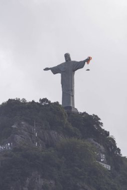 Yamaç paraşütü İsa Corcovado Dağı (Morro Corcovado) üstüne Redeemer heykel (Cristo Redentor) üzerinden, Rio de Janeiro, Brezilya