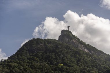 İsa Corcovado Dağı (Morro Corcovado) mavi gökyüzü ve güzel bulutlar arkasında, Rio de Janeiro, Brezilya ile üstüne Redeemer heykel (Cristo Redentor)