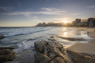 Atlantik Okyanusu Ipanema Plajı, Rio de Janeiro, Brezilya gördüm güzel günbatımı manzara