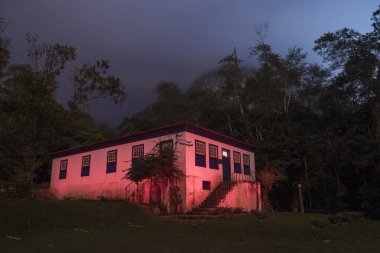 Terk edilmiş deponun manzarası, Rio de Janeiro, Brezilya