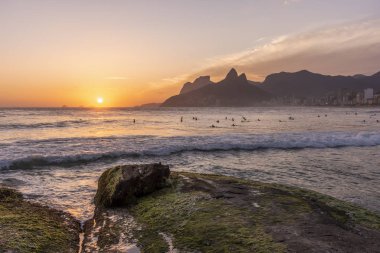 Güzel günbatımı manzara arka, Ipanema Plajı, Rio de Janeiro, Brezilya güzel dağlar ve deniz manzaralı