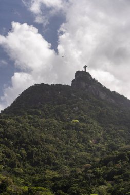 Yamaç paraşütü İsa Corcovado Dağı (Morro Corcovado) üstüne Redeemer heykel (Cristo Redentor) üzerinden, Rio de Janeiro, Brezilya