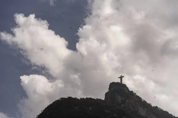 Paralotniarstwo Nad Statuę Chrystusa Zbawiciela Cristo Redentor Szczycie Góry Corcovado — Zdjęcie stockowe