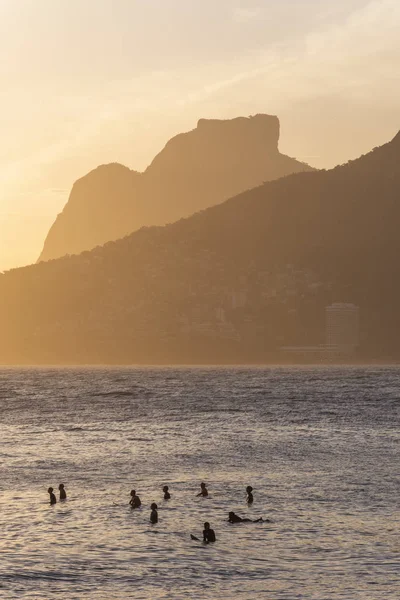 海とバック イパネマのビーチ リオデジャネイロ ブラジルの美しい山々 を望む美しい日没の風景 — ストック写真