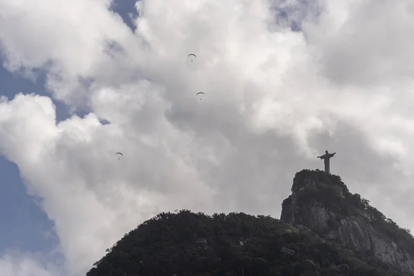 Paralotniarstwo Nad Statuę Chrystusa Zbawiciela Cristo Redentor Szczycie Góry Corcovado — Zdjęcie stockowe