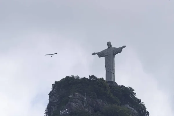 Planeador Colgante Sobrevolando Estatua Cristo Redentor Cima Montaña Corcovado Morro — Foto de Stock