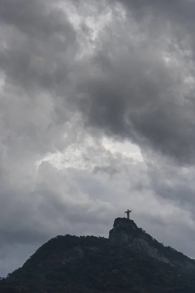 モロ上にクリスト Redentor ビュー行うコルコバード豪雨雲の上 ジャネイロ ブラジル — ストック写真
