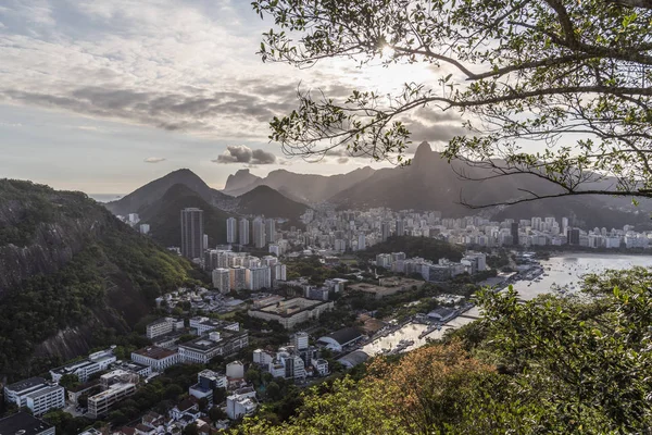 Sugar Loaf Dağı, Rio de Janeiro, Brezilya'dan görülen dağlar ve şehir ile güzel gün batımı manzara
