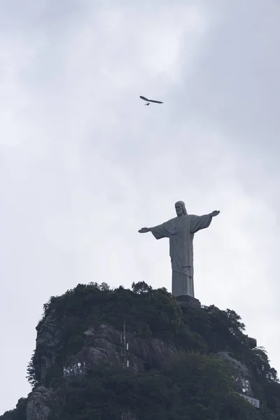 Planeador Colgante Sobrevolando Estatua Cristo Redentor Cima Montaña Corcovado Morro — Foto de Stock