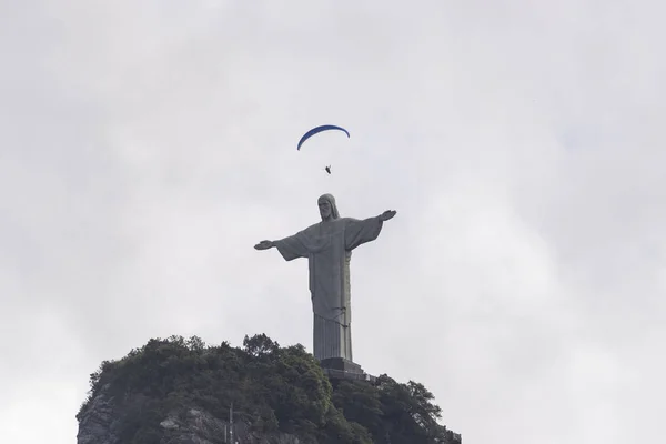 Skärmflygning Över Kristusstatyn Cristo Redentor Toppen Corcovado Berget Morro Corcovado — Stockfoto