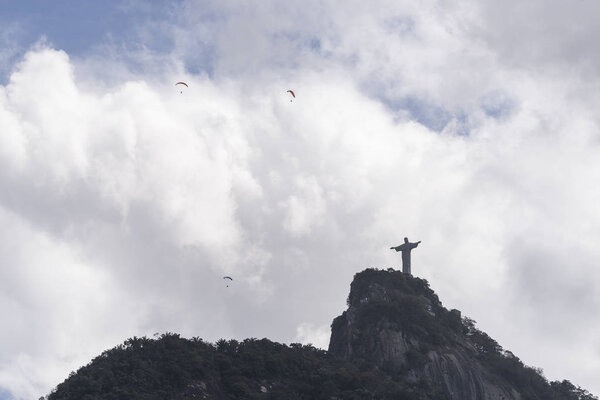 Статуя Христа-Искупителя на вершине горы Корковаду (Morro do Corcovado), Рио-де-Жанейро, Бразилия
