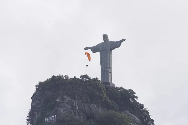 Paragliding Nad Sochu Krista Spasitele Cristo Redentor Vrcholu Hory Corcovado — Stock fotografie