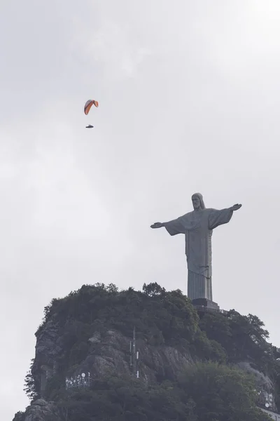 Paralotniarstwo Nad Statuę Chrystusa Zbawiciela Cristo Redentor Szczycie Góry Corcovado — Zdjęcie stockowe