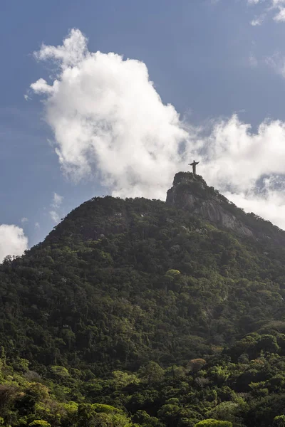 コルコバードのキリスト像 クリスト Redentor 青い空と美しい雲バック ジャネイロ ブラジルのコルコバード山 モロ行うコルコバード の上に — ストック写真
