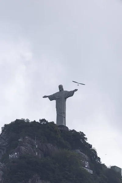Дельтаплан Над Статуей Христа Искупителя Cristo Redentor Вершине Горы Корковадо — стоковое фото