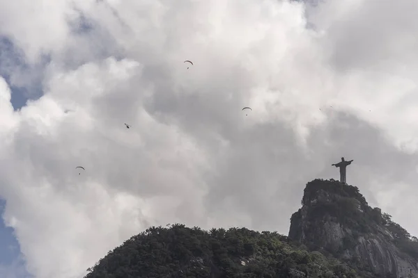 Paralotniarstwo Nad Statuę Chrystusa Zbawiciela Cristo Redentor Szczycie Góry Corcovado — Zdjęcie stockowe