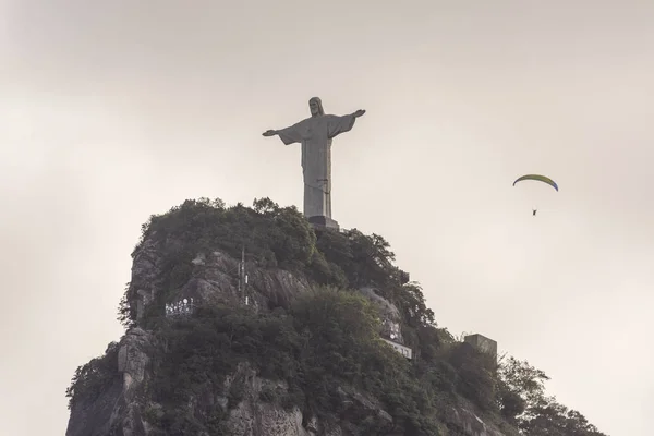 Parapente Sobre Estatua Cristo Redentor Cima Del Monte Corcovado Morro — Foto de Stock