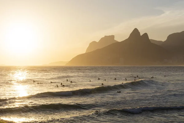 Güzel günbatımı manzara arka, Ipanema Plajı, Rio de Janeiro, Brezilya güzel dağlar ve deniz manzaralı