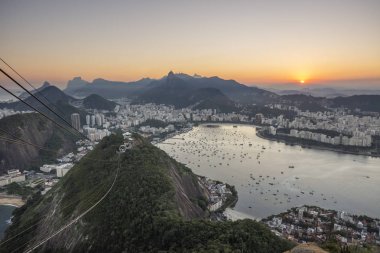 Dağlar ve Sugar Loaf Dağı, Rio de Janeiro, Brezilya görülen şehir güzel günbatımı manzara