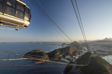 Teleferik dağlar ve Sugar Loaf Dağı, Rio de Janeiro, Brezilya görülen şehir güzel geç öğleden sonra peyzaj