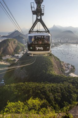 Teleferik dağlar ve Sugar Loaf Dağı, Rio de Janeiro, Brezilya görülen şehir güzel geç öğleden sonra peyzaj