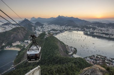 Teleferik dağlar ve Sugar Loaf Dağı, Rio de Janeiro, Brezilya görülen şehir güzel günbatımı manzara