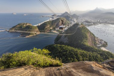 Teleferik dağlar ve Sugar Loaf Dağı, Rio de Janeiro, Brezilya görülen şehir güzel geç öğleden sonra peyzaj