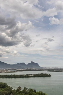 Lagün ve Olimpiyat Köyü (şimdi konut) Barra da Tijuca, Rio de Janeiro, Brezilya tarafından trafik kavaşağında Dağları güzel manzara