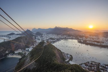 Dağlar ve Sugar Loaf Dağı, Rio de Janeiro, Brezilya görülen şehir güzel günbatımı manzara