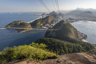 Güzel geç öğleden sonra manzara dağlar ve Sugar Loaf Dağı, Rio de Janeiro, Brezilya görülen şehir
