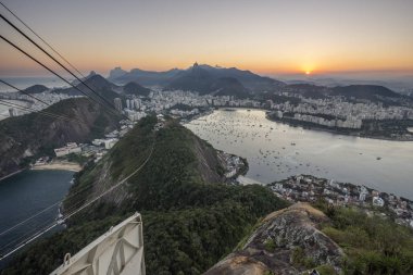Dağlar ve Sugar Loaf Dağı, Rio de Janeiro, Brezilya görülen şehir güzel günbatımı manzara
