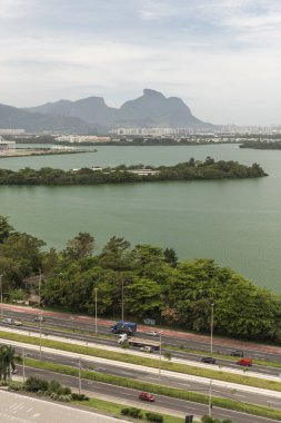 Lagün ve Olimpiyat Köyü (şimdi konut) Barra da Tijuca, Rio de Janeiro, Brezilya tarafından trafik kavaşağında Dağları güzel manzara