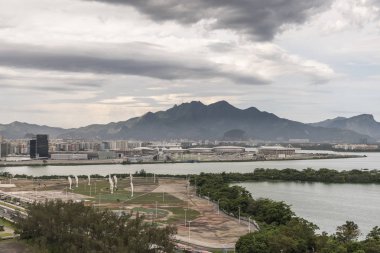 Ağır yağmur bulutları dağlar ve göller Barra da Tijuca, Rio de Janeiro, Brezilya inişli çıkışlı güzel manzara