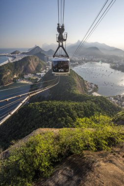 Teleferik dağlar ve Sugar Loaf Dağı, Rio de Janeiro, Brezilya görülen şehir güzel geç öğleden sonra peyzaj