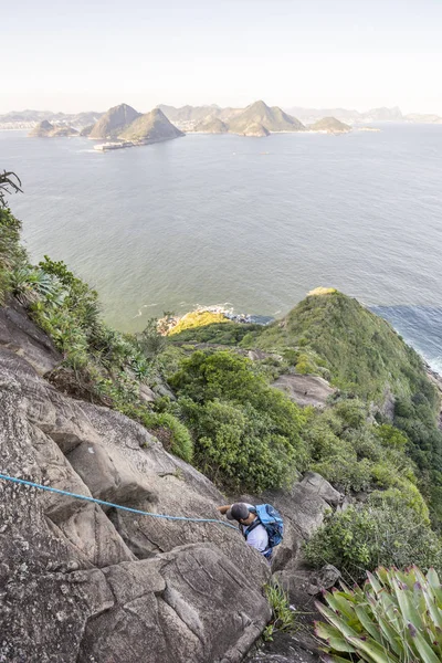 Rock Masculino Adulto Escalando Montanha Pão Açúcar Rio Janeiro Brasil — Fotografia de Stock
