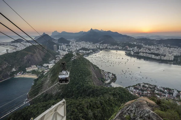 Prachtige Zonsondergang Landschap Van Kabelbaan Met Bergen Stad Gezien Vanaf — Stockfoto