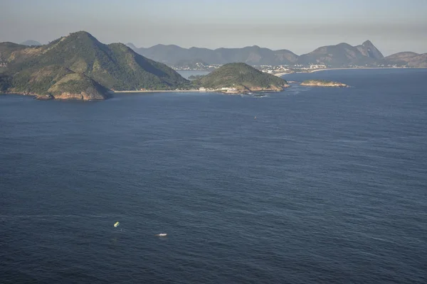 Barca Vela Sull Oceano Con Montagne Sul Retro Visto Dalla — Foto Stock