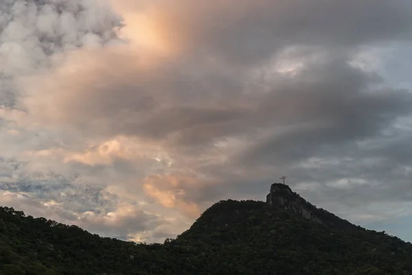 Zobacz Cristo Redentor podczas wschodu słońca w mieście Rio de Janeiro, Brazylia — Zdjęcie stockowe