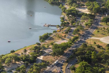 Yeşil alana, dağlara ve şehir gölüne bak, Rio de Janeiro, Bra