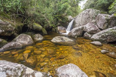 Rio de Janeiro, Brezilya 'da güzel bir şelale.