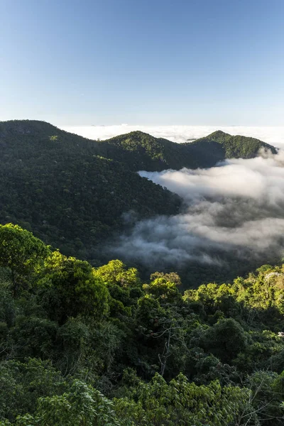 Hermosas nubes y paisaje montañoso en Serra dos Órganos, R — Foto de Stock