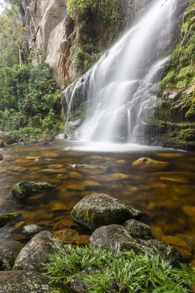 Hermosa cascada en Serra dos Órganos, Río de Janeiro, Brazi —  Fotos de Stock