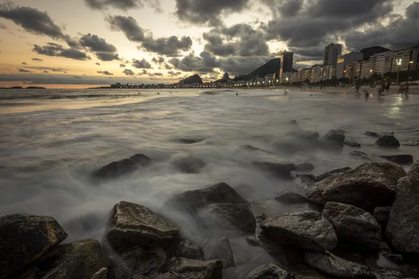 Paisaje al atardecer visto desde Leme Beach en Rio de Janeiro, Brasil — Foto de Stock