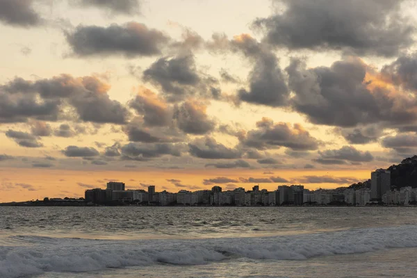 Sunset landscape seen from Leme Beach in Rio de Janeiro, Brazil — Stock Photo, Image