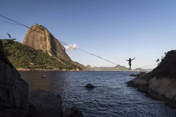 Слаклайн у горы Сахарная Голова в Рио-де-Жанейро, Бразилия — стоковое фото